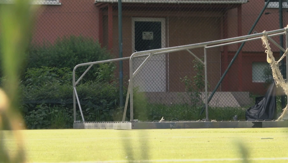 Bránka spadla na chlapca 