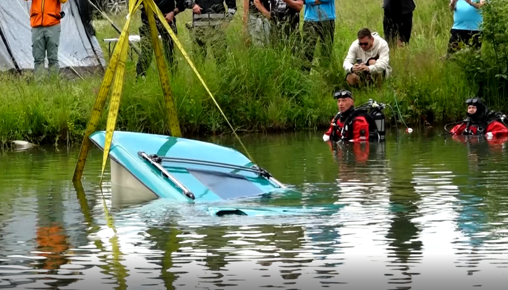 Auto skončilo v rybníku