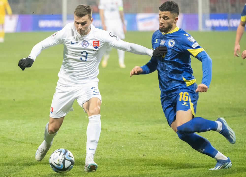Jakub Kadák (vľavo) a hráč Bosny Jusuf Gazibegovič bojujú o loptu v kvalifikačnom zápase záverečného 10. kola J-skupiny ME 2024 Bosna a Hercegovina - Slovensko