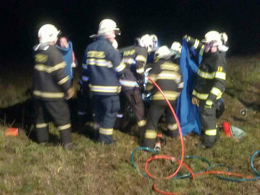 Pri Šamoríne sa zrazili tri autá, pri nehode zomreli dvaja ľudia.JPG