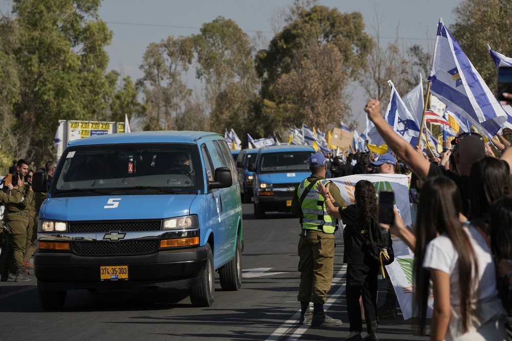 Hamas odovzdal prvých sedem izraelských rukojemníkov Červenému krížu