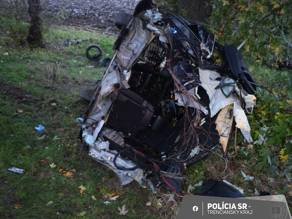 Auto sa po náraze do stromu roztrhlo na dve časti
