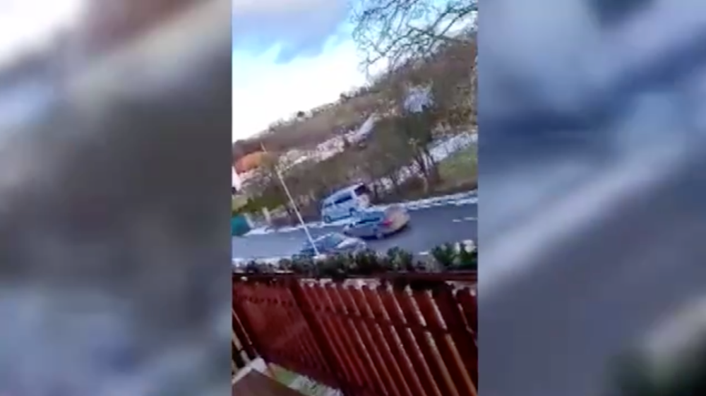 Nebezpečnou jazdou ohrozoval vodičov a poškodil tri autá