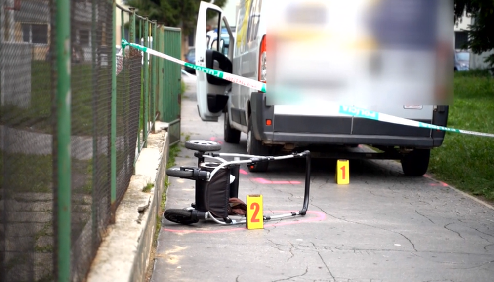 Kuriérska dodávka vrazila do kočíka. Otca pri náraze odhodilo a dieťa prevrhlo