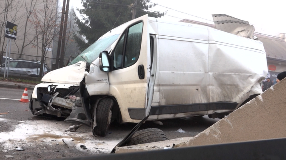 Pri vážnej dopravnej nehode sa zrazil autobus s dodávkou. Viacero cestujúcich sa zranilo