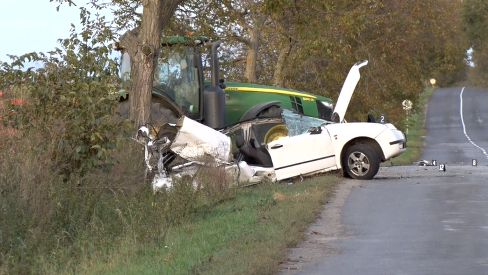 Pri zrážke auta s traktorom sa zranili dve osoby. Po 14-ročného chlapca letel vrtuľník 