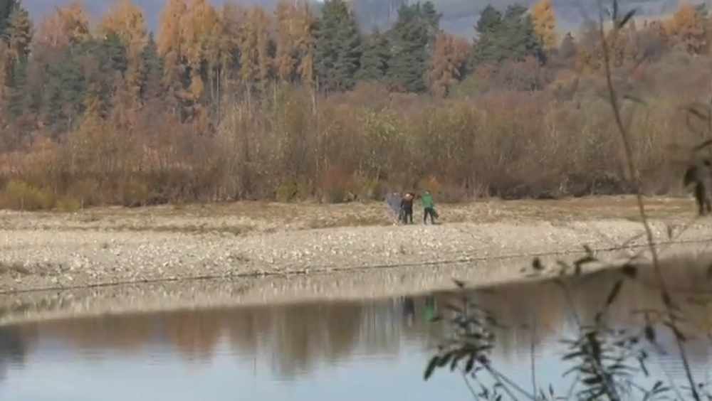 Žiaci zbierajú odpadky 2