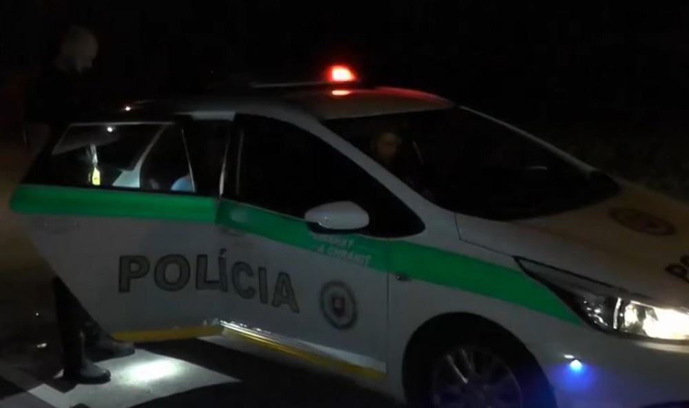 polícia v noci