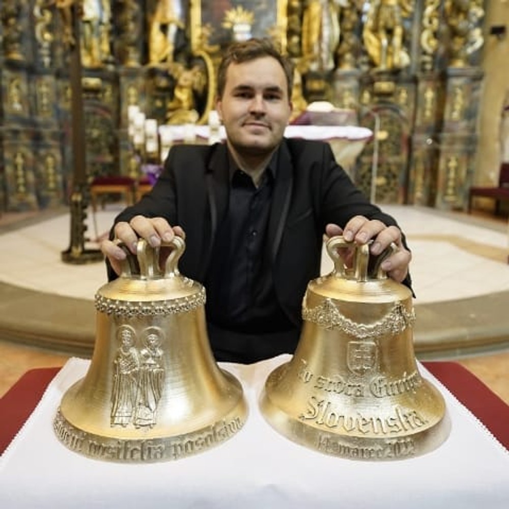 Dary od premiéra Hegera pre pápeža Františka