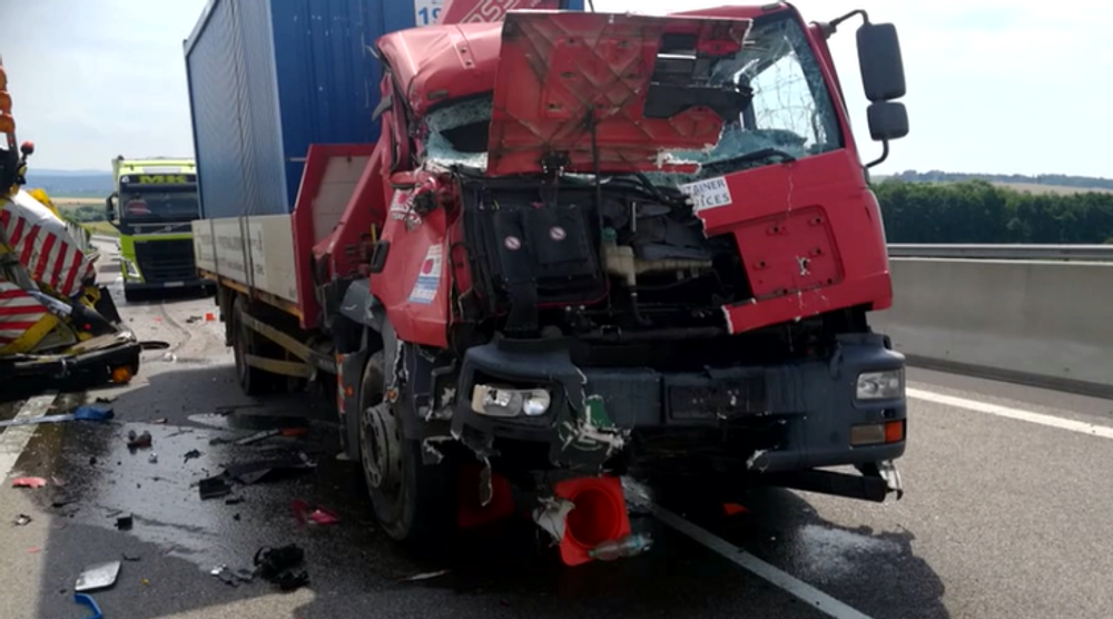 Odstavené vozidlo cestnej hliadky nabral kamión 