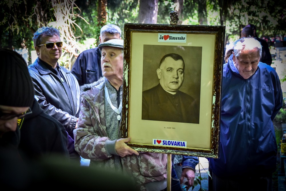 Na Tisovom hrobe si pripomenuli 70. výročie jeho popravy, prišli aj Kotlebovci.jpg