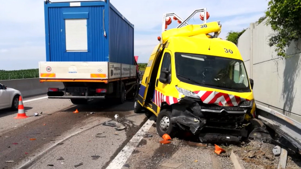 Odstavené vozidlo cestnej hliadky nabral kamión 