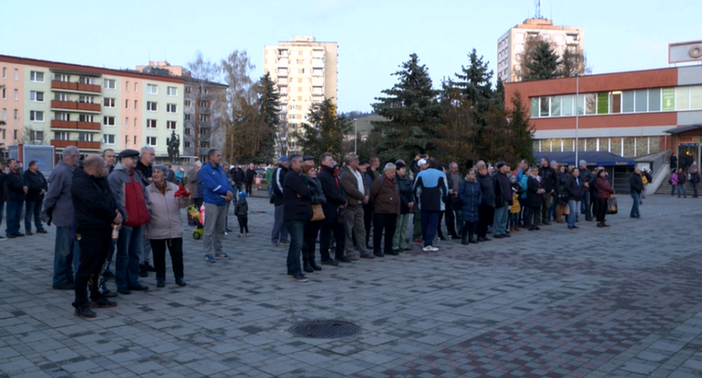 Dva mítingy v jednom meste. Akciu Kotlebovej ĽS-NS sprevádzalo protifašistické stretnutie 