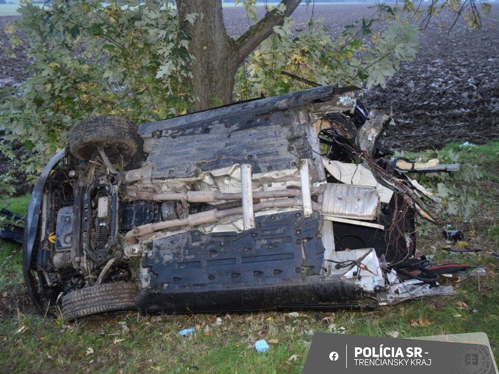 Auto sa po náraze do stromu roztrhlo na dve časti
