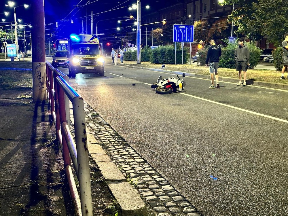 Motorkárka vrazila do stĺpa