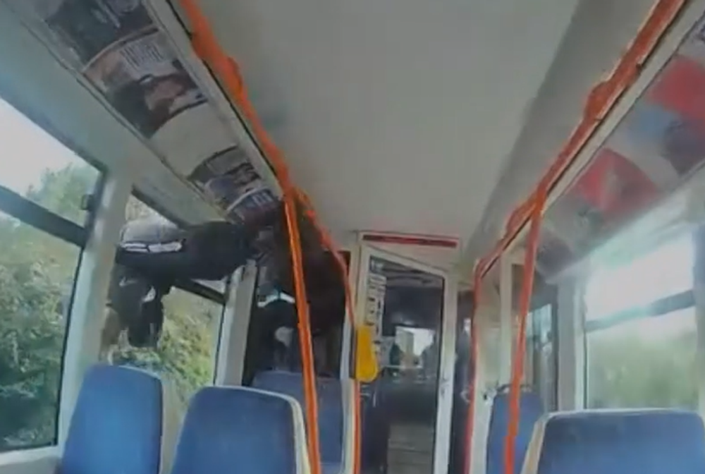 Muž sa dal na útek pred revízorom veľmi nezvyčajným spôsobom 