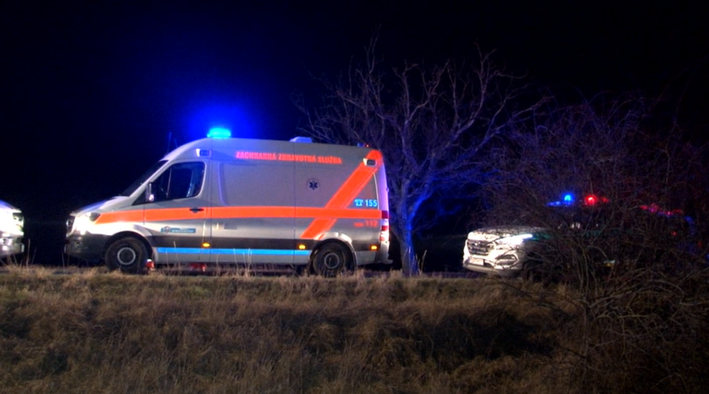Tragická večerná nehoda. Pri čelnej zrážke vyhasli životy oboch vodičov