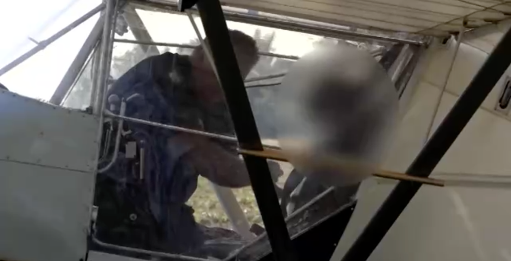 Opustené lietadlo na poli