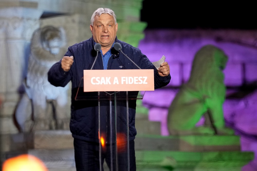 Mítingy Fideszu a TISZA deň pred voľbami v Maďarsku