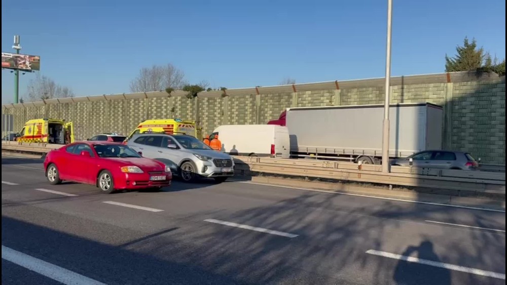 [multi] na dialnici sa zrazila sanitka s autom 3379