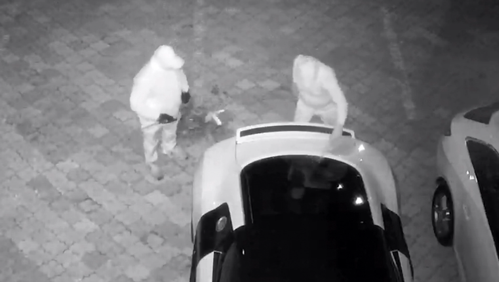 Dvaja maskovaní muži podpálili luxusné auto