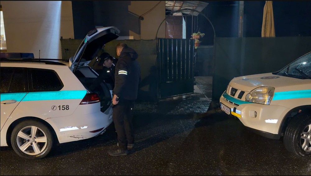 Muža najskôr vyhodili z vlaku, potom sa vlámal do reštaurácie 2