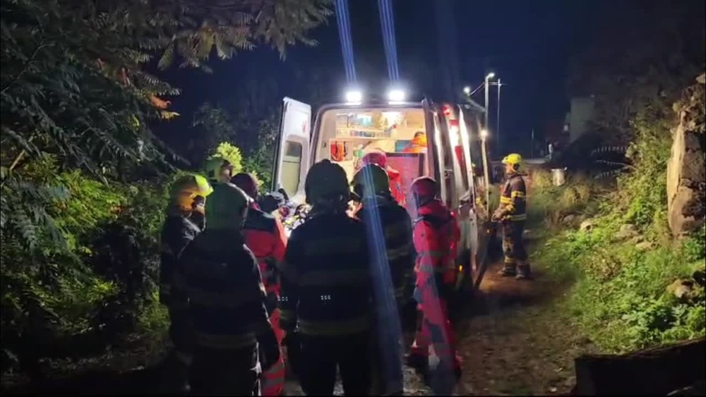 [multi] Strecha spadla na dvoch ľudí 18785