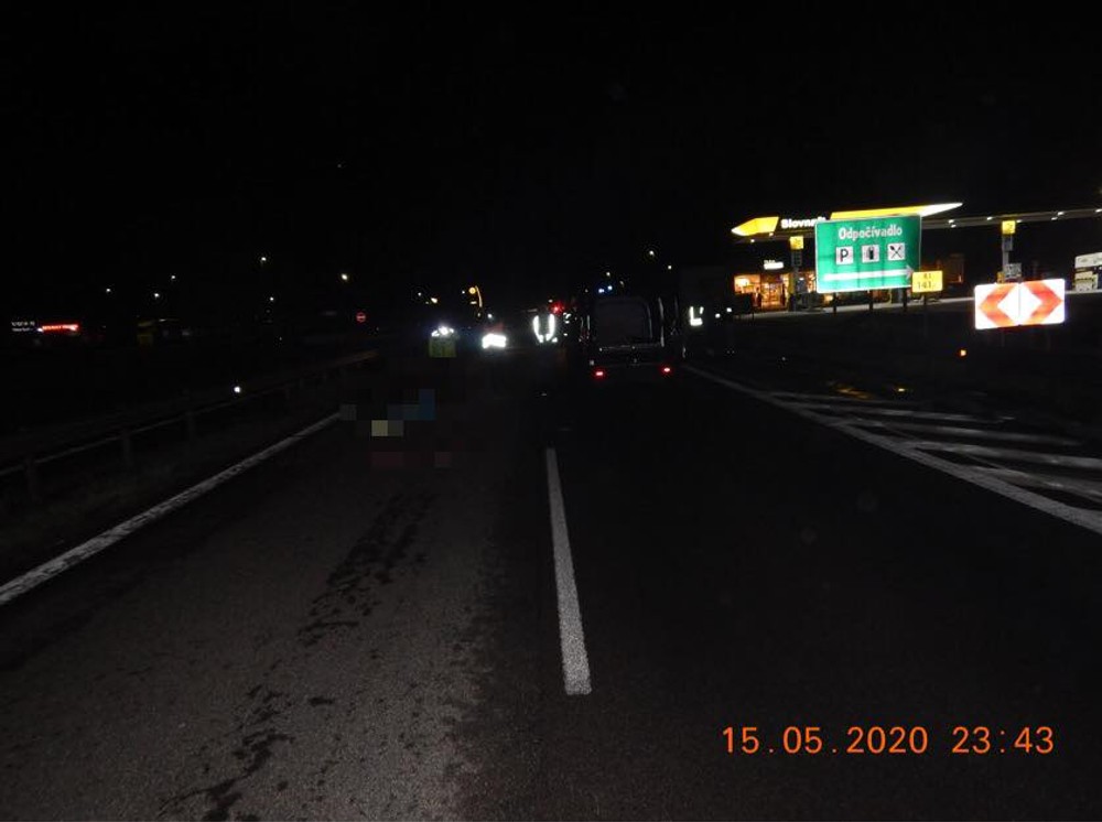 Tragická zrážka na R1: Nočná nehoda sa stala osudnou pre dvoch chodcov 