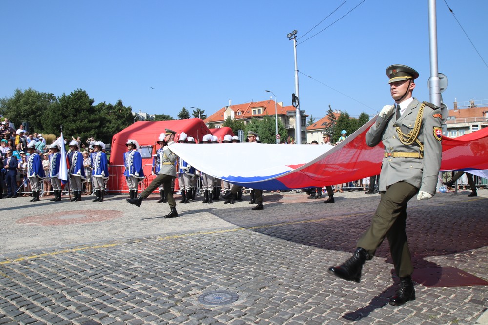 Pred budovou parlamentu už veje štátna vlajka