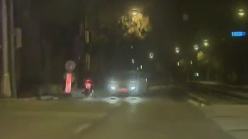 V protismere prešiel niekoľko ulíc.