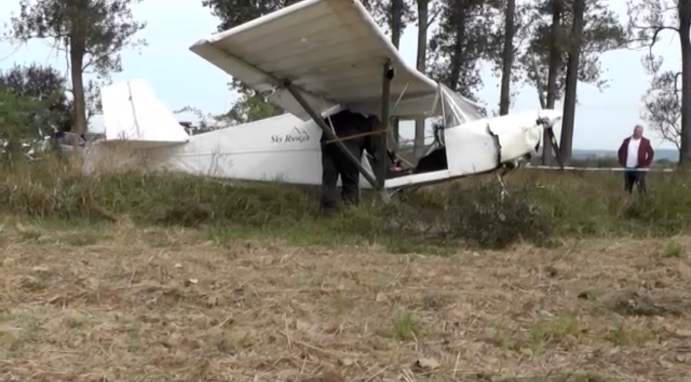 Opustené lietadlo na poli