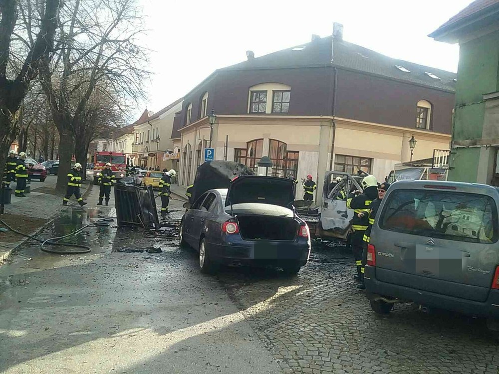 Hasiči pri zničených autách