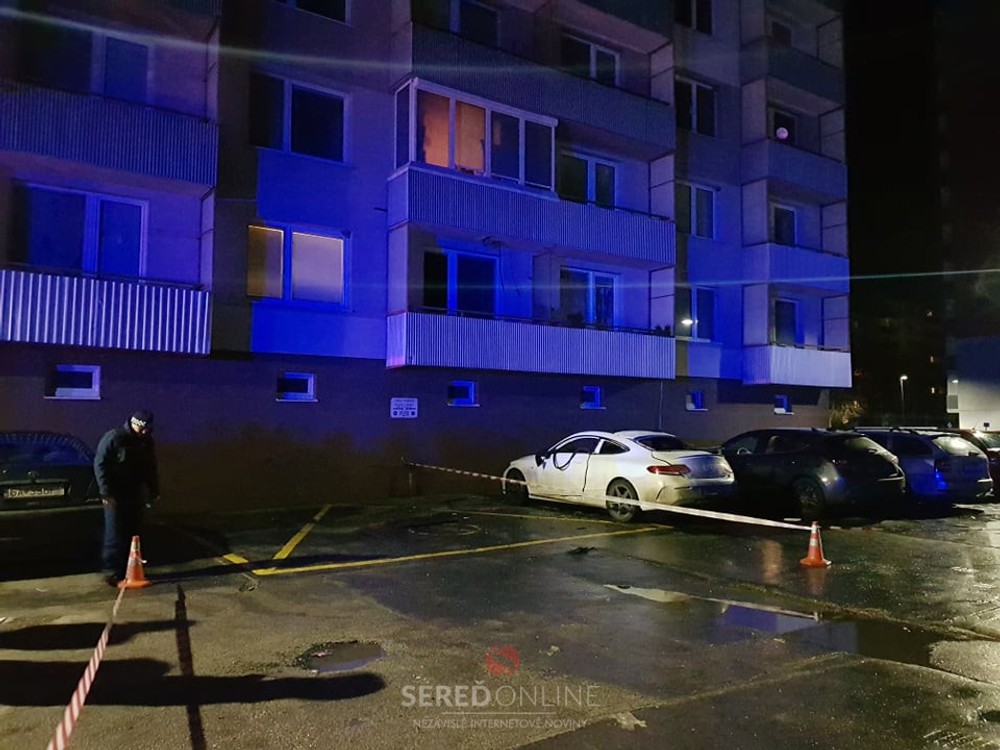 V Seredi vybuchlo pod bytovkou luxusné auto 3