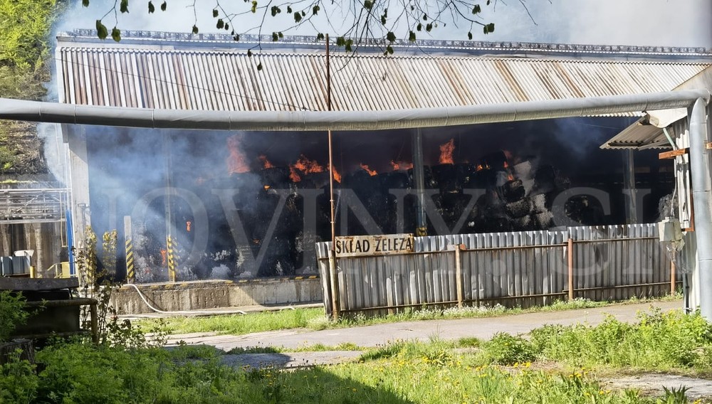 Požiar zachvátil sklad papiera