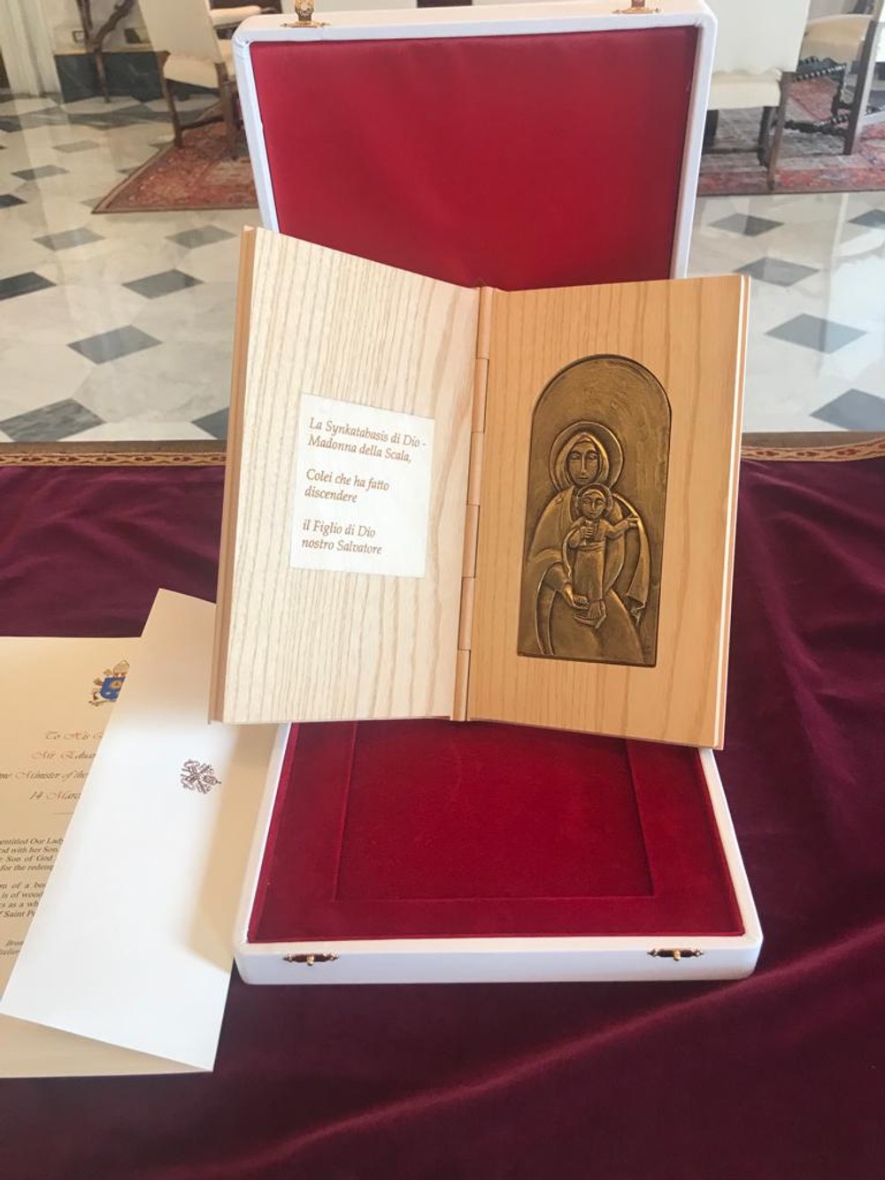 Dary od premiéra Hegera pre pápeža Františka