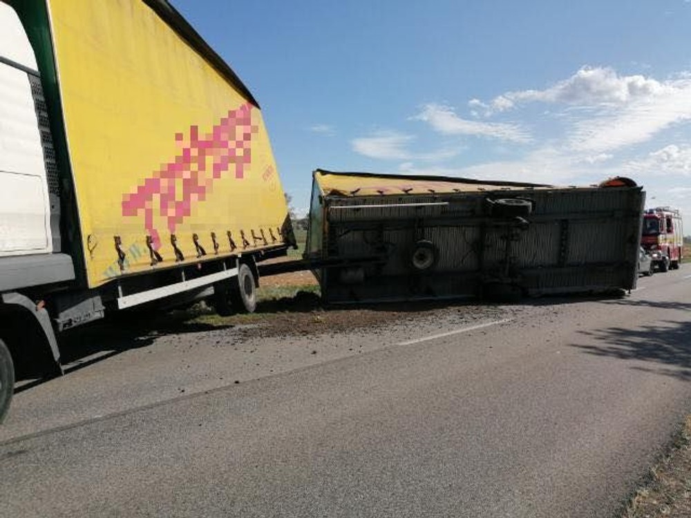 Neďaleko Šale vietor prevrátil príves na nákladnom aute