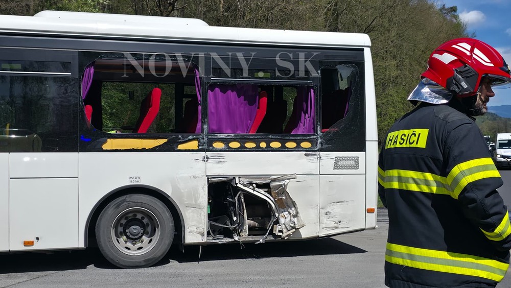 Zrážka autobusu a kamióna