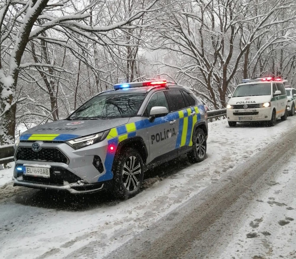 sneh cesty polícia (1)