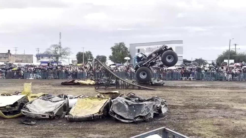 [multi] Monster truckvletel medzi divákov 20