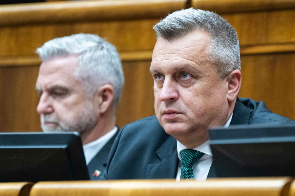 Schôdza parlamentu k návrhom na vyslovenie nedôvery siedmim ministrom