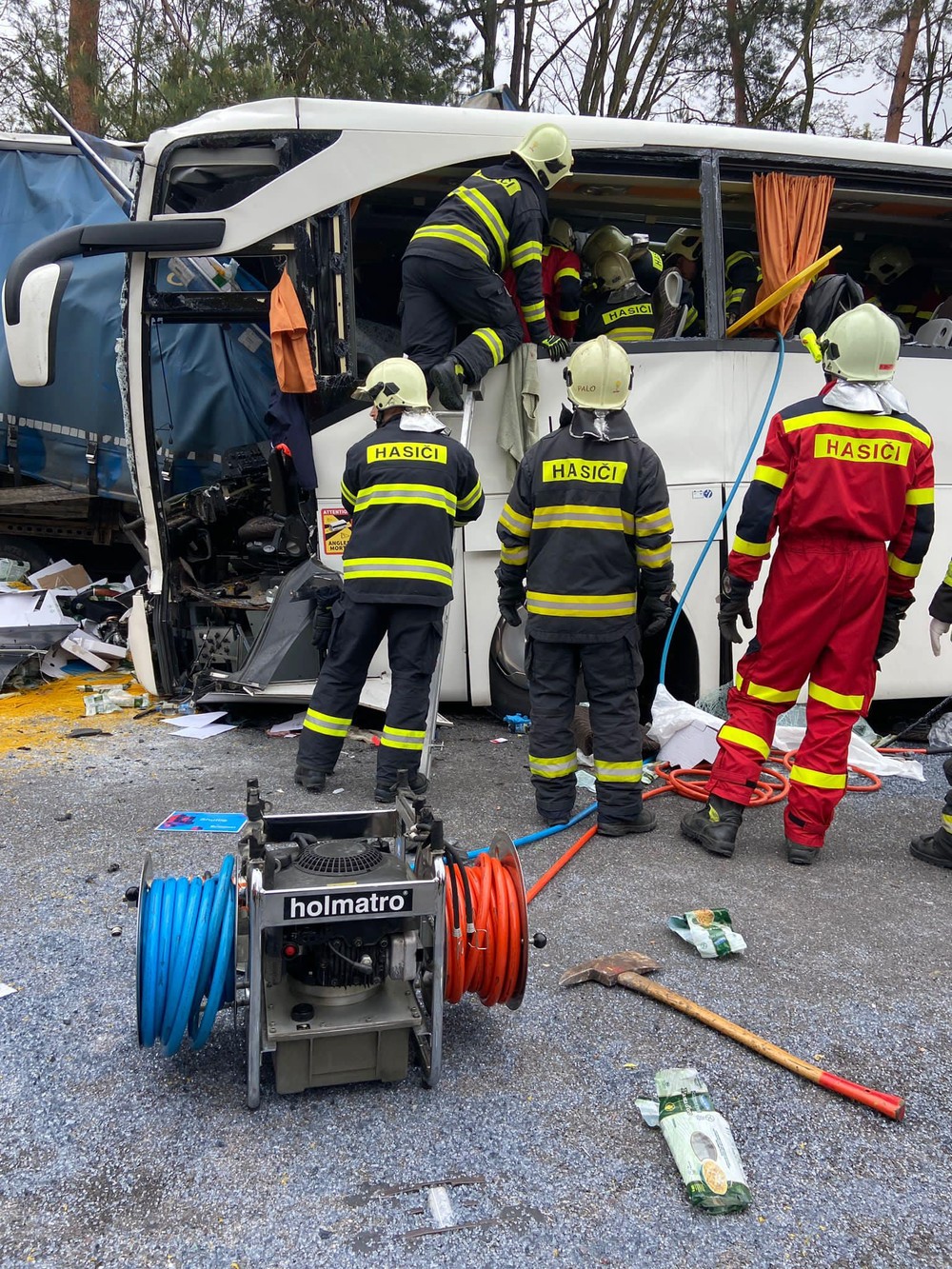 nehoda D2 autobsu kamion HAZZ (1)