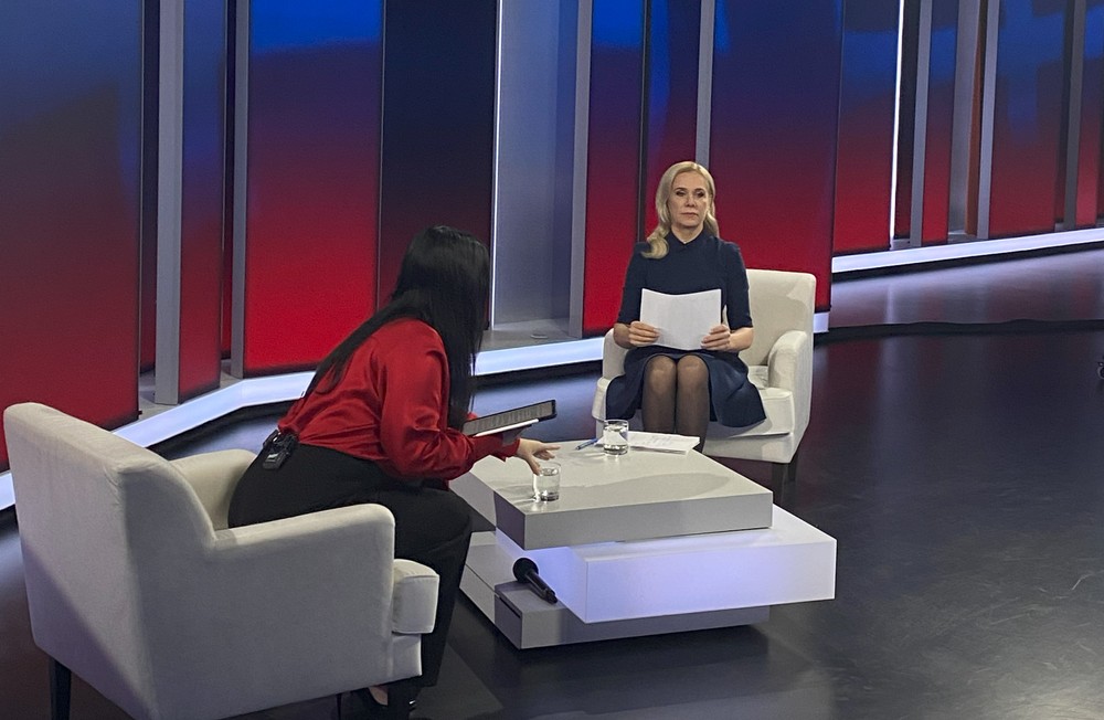 Politika 24 - Denisa Saková 6