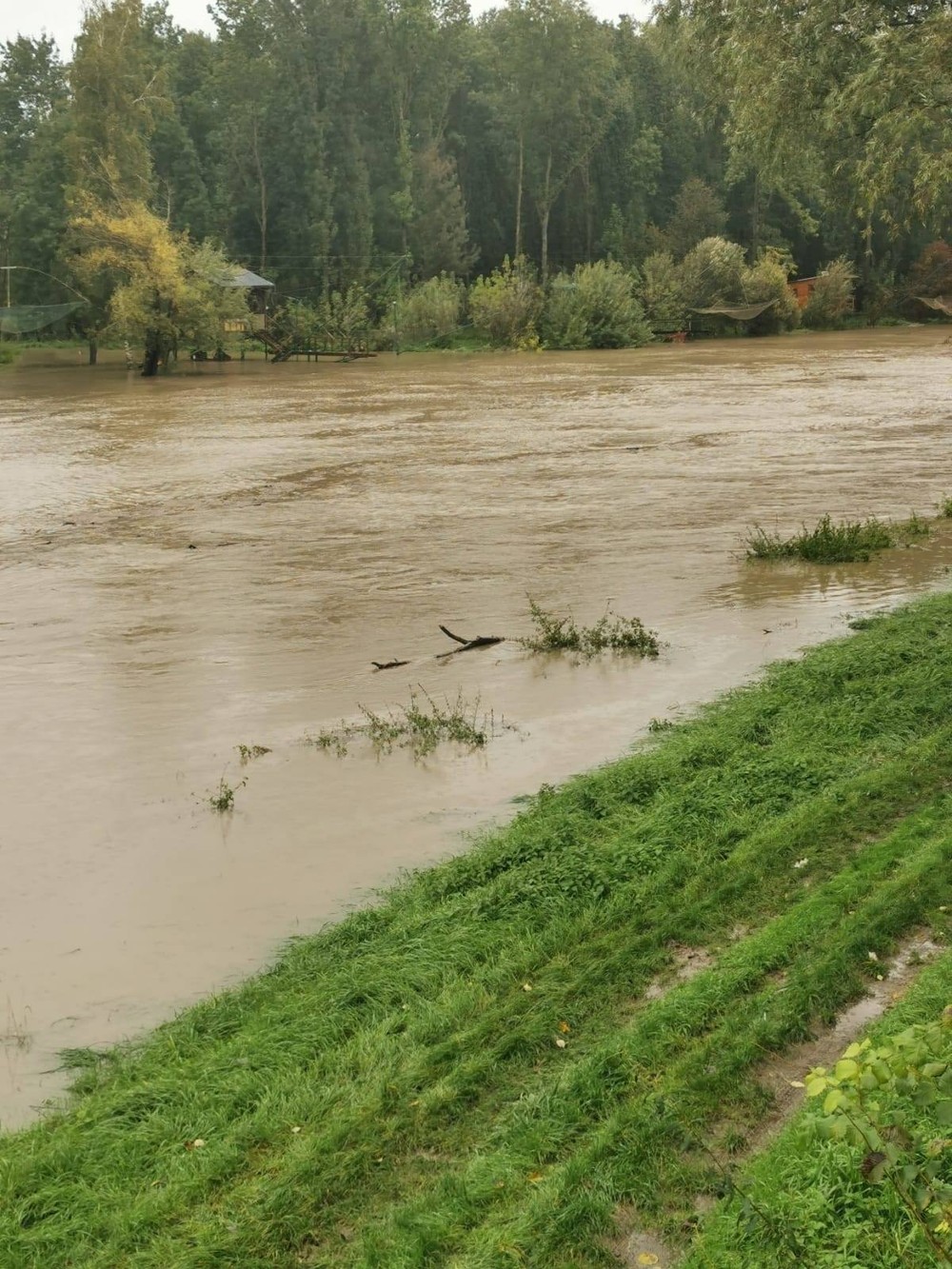 Morava sa vyliala na cestu, hraničný priechod Moravský Svätý Ján-Hohenau je uzavretý