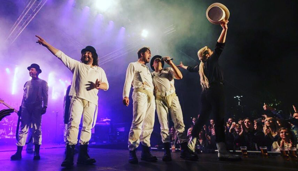 Monkey Business a Roman Holý