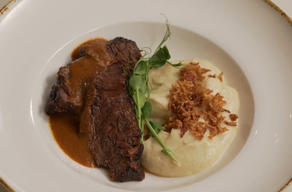 HLAVNÉ JEDLO - Hovädzie líčka na koreňovej zelenine so zelerovým pyré