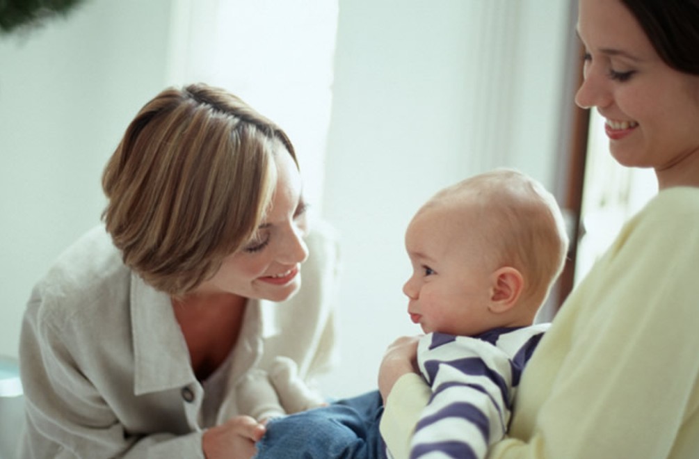 Babičky sa vyparili: Kto pomáha s deťmi dnešným mamám?