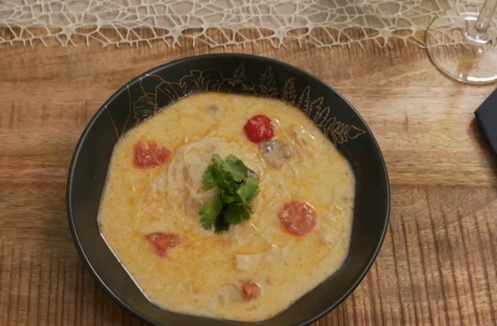 POLIEVKA - Tom yum s kuracím mäsom, krevety na špajdli