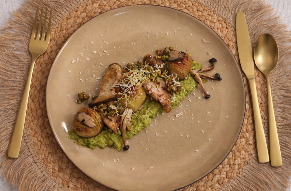 Kuracie stehná so slaninkovou omáčkou, restovanými hubami a zapekanými zemiakmi