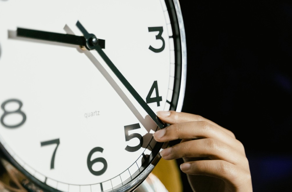 Zmena času 2025: Tento víkend spíme o hodinu dlhšie! Kedy presne posúvame hodiny?