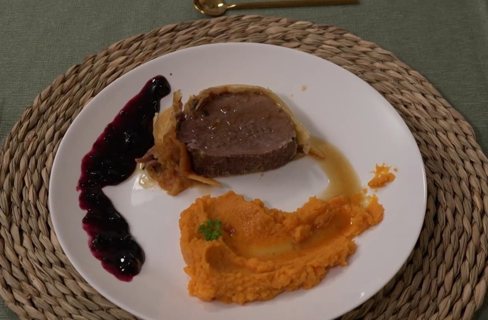 HLAVNÉ JEDLO - Hovädzie na štýl welington, batatové pyré a brusnicová omáčka